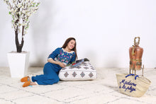 Load image into Gallery viewer, Ottoman square pouf rug
